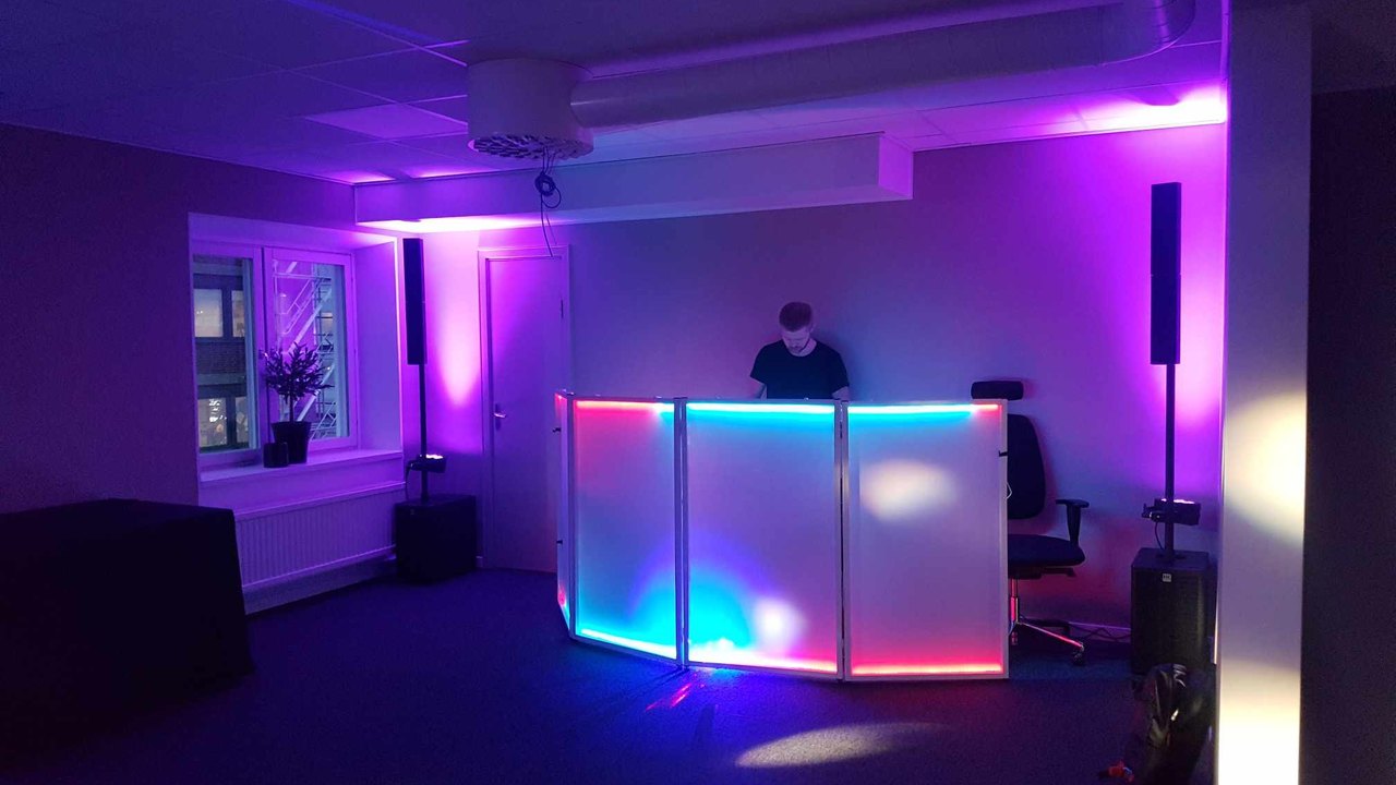 Ljud och ljus för fest med DJ-bås och färgstark belysning
